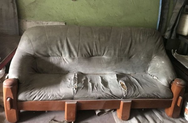 Перетяжка дивана с порванной обивкой ДО и ПОСЛЕ