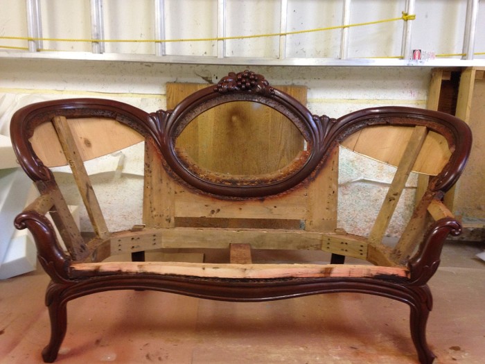 Реставрация антикварного диванчика ДО и ПОСЛЕ