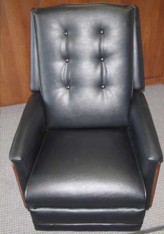 Лопнула кожа на кресле