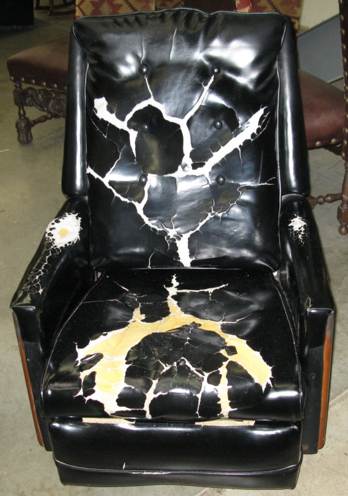 Лопнула кожа на кресле