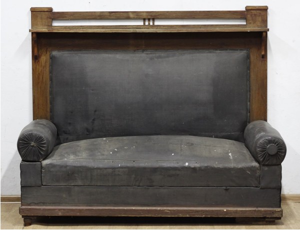 Старинный диван с высокой спинкой