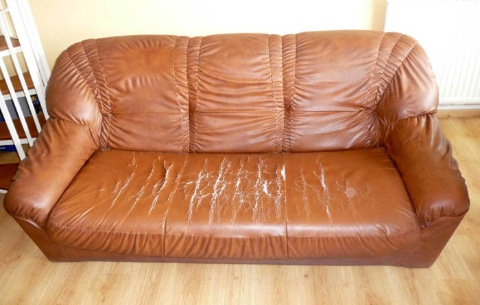 Потрескавшаяся обивка дивана