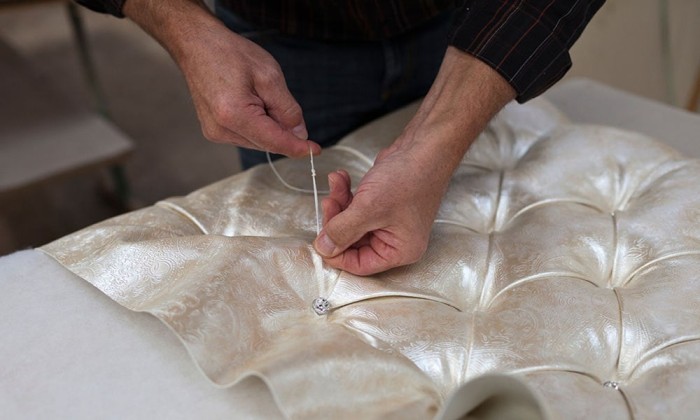 Процесс каретной стяжки мебели