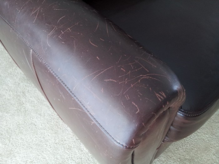 Царапины на кожаной мебели