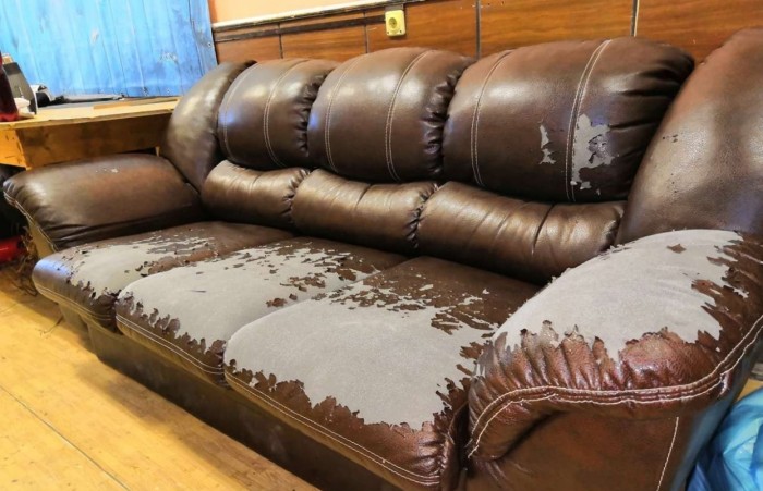 Облез кожаный диван