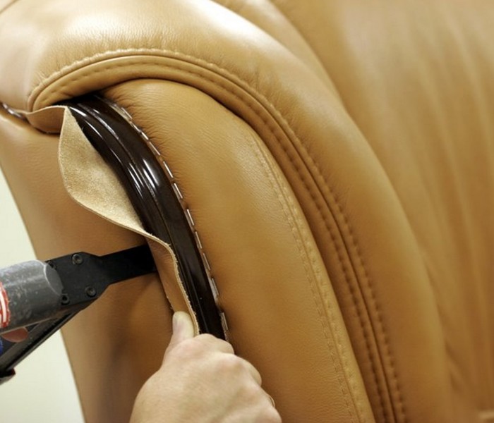 Восстановление обивки кожаного дивана