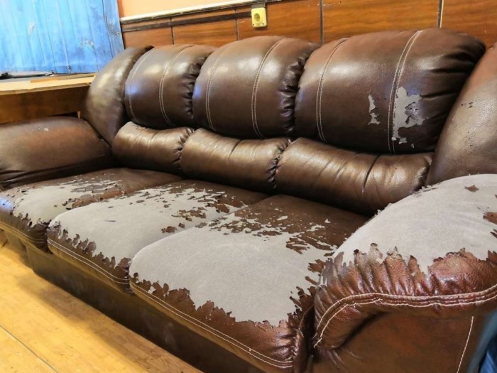 Облезла обивка на кожаном диване