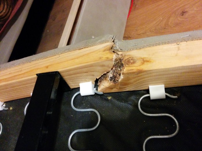 Сломанный каркас дивана