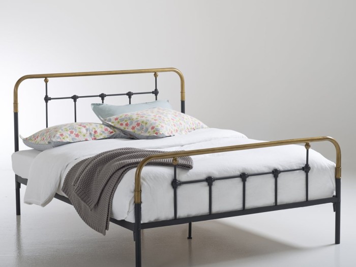 Металлическая кровать