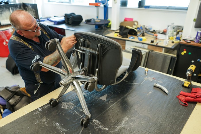 Ремонт офисного кресла в мастерской