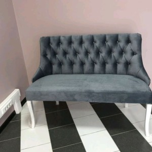 Каретная стяжка для дивана в кафе