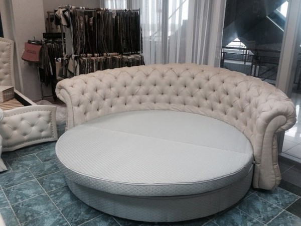 Перетяжка изголовья круглой кровати