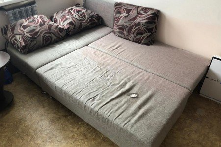 Ремонт порванного места на диване из ткани